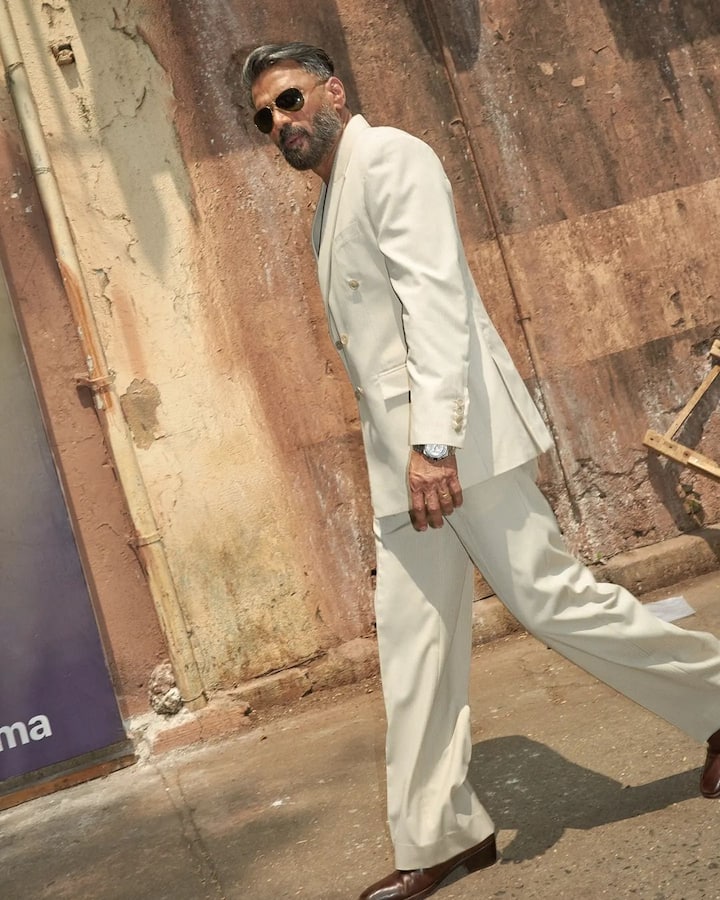 बात कर रहे हैं सुनील शेट्टी की, जो अपने दौर के सुपरहिट एक्शन स्टार्स में शुमार रहे हैं. आज भी सुनील शेट्टी का चार्म बरकरार है. हालांकि उन्हें उस पैमाने पर कामयाबी नहीं मिली जितनी उन्होंने उम्मीद की थी. लेकिन सुनील शेट्टी ने जीरो से हीरो तक का सफर भी तय किया और अपने संघर्ष के दम पर इसे बरकरार भी रखा. आज सुनील शेट्टी से जुड़े कुछ दिलचस्प किस्से आपको बताएंगे.