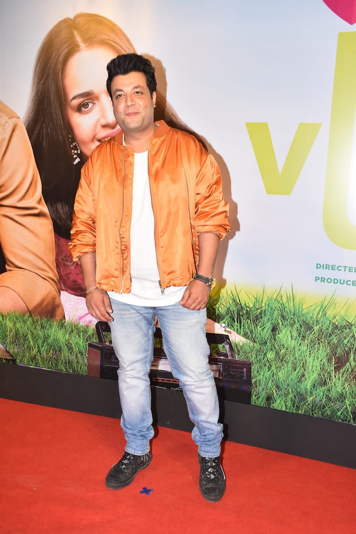 अभिनेता वरुण शर्मा सफेद टीशर्ट और नीली जींस के साथ नारंगी जैकेट पहनकर स्क्रीनिंग में शामिल हुए।