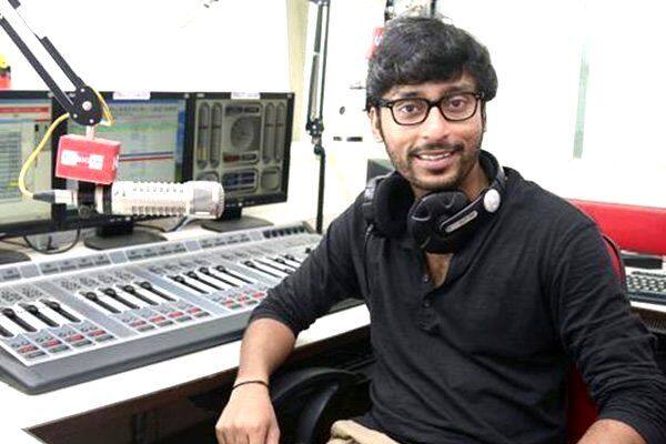 பிரபல ரேடியோ சேனலில் ரேடியோ ஜாக்கியாக இருந்து தனது தனித்துமான பேச்சால் ஏராளமான ரசிகர்களை கவர்ந்தவர்.