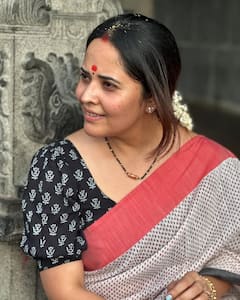 Anasuya Bharadwaj : మేకప్ లేకుండా సాంప్రదాయమైన లుక్​లో అనసూయ.. పేరుకు తగ్గట్లు ఇప్పుడున్నావంటూ నెటిజన్ కామెంట్