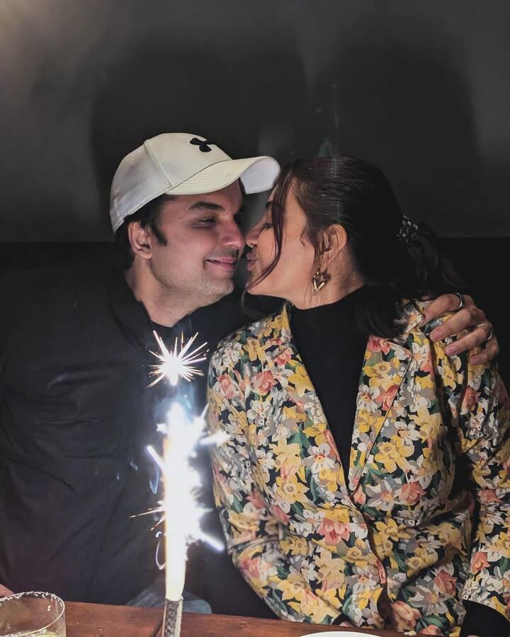 భర్తకు ముద్దులు పెడుతూ.. ఫోటోలకు ఫోజులు ఇచ్చింది కాజల్. @kitchlug and @neil_kitchlu made me feel like a queen (as usual) 😍😘 celebrating all our milestones on this trip with my thickest, is truly the best feeling! ❤️ అంటూ భర్త గురించి రాసుకొచ్చింది.(Images Source : Instagram/Kajal Aggarwal)