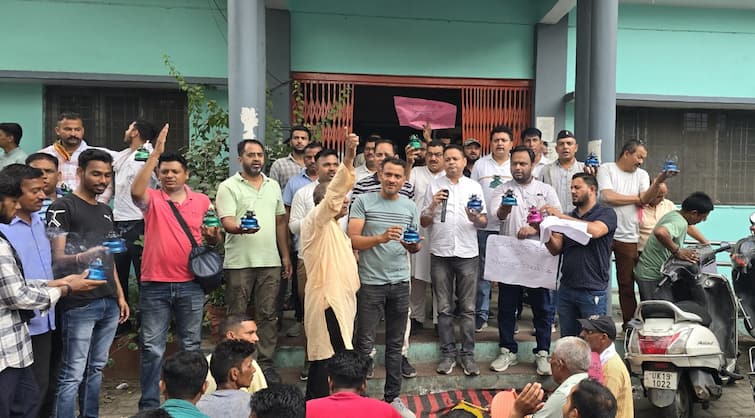 Uttarakhand nainital Demonstration against Ramnagar electricity department for power cut ann रामनगर में बिजली कटौती के खिलाफ फूटा ग्रामीणों का गुस्सा, बिजली दफ्तर में लगाया ताला