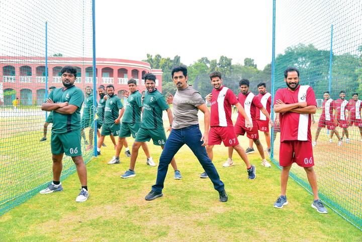 ராஜசேகர் இதற்கு முன் கிராமத்து பின்னணி கதையை கொண்ட மாப்பிள்ளை சிங்கம், களத்தில் சந்திப்போம் ஆகிய இரண்டு படங்களை இயக்கினார்.