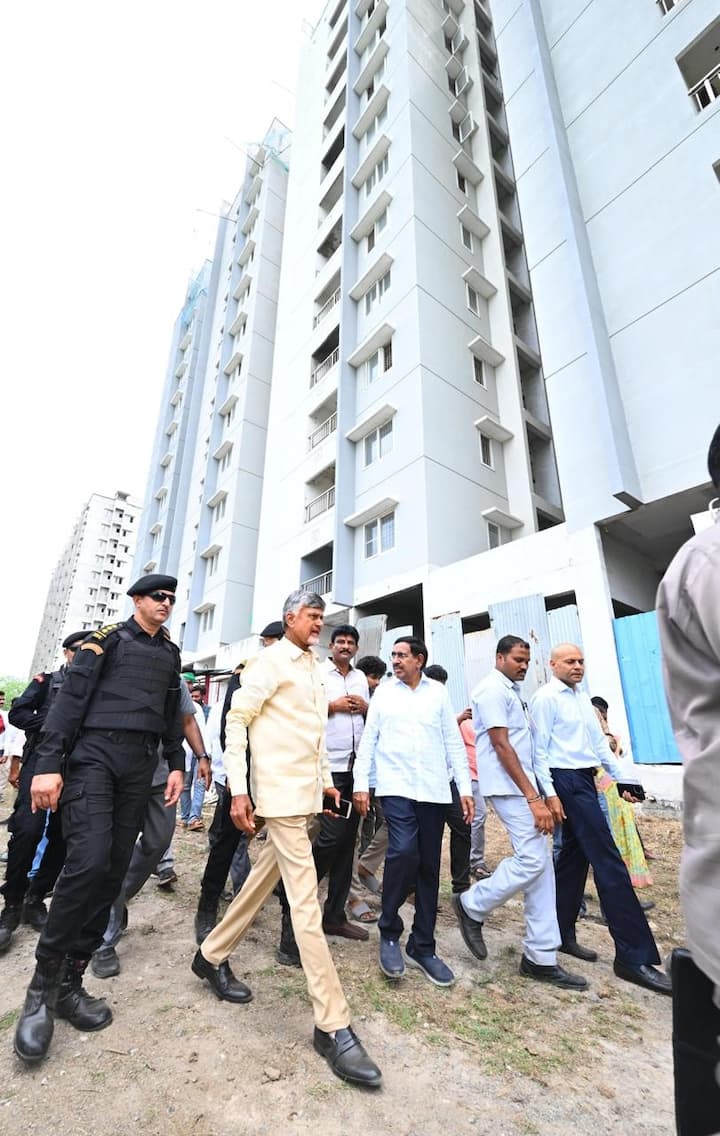 అమరావతి ప్రాంతంలో నిర్మాణాలు పూర్తి కాని బిల్డింగులను సీఎం చంద్రబాబు పరిశీలించారు.