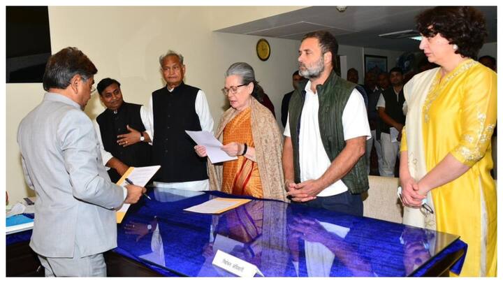 बता दें कि इसी दिन सोनिया गांधी ने नेताओं प्रियंका और राहुल सहित अन्य लोगों के साथ राजस्थान से राज्यसभा चुनाव के लिए अपना नामांकन पत्र दाखिल किया था.