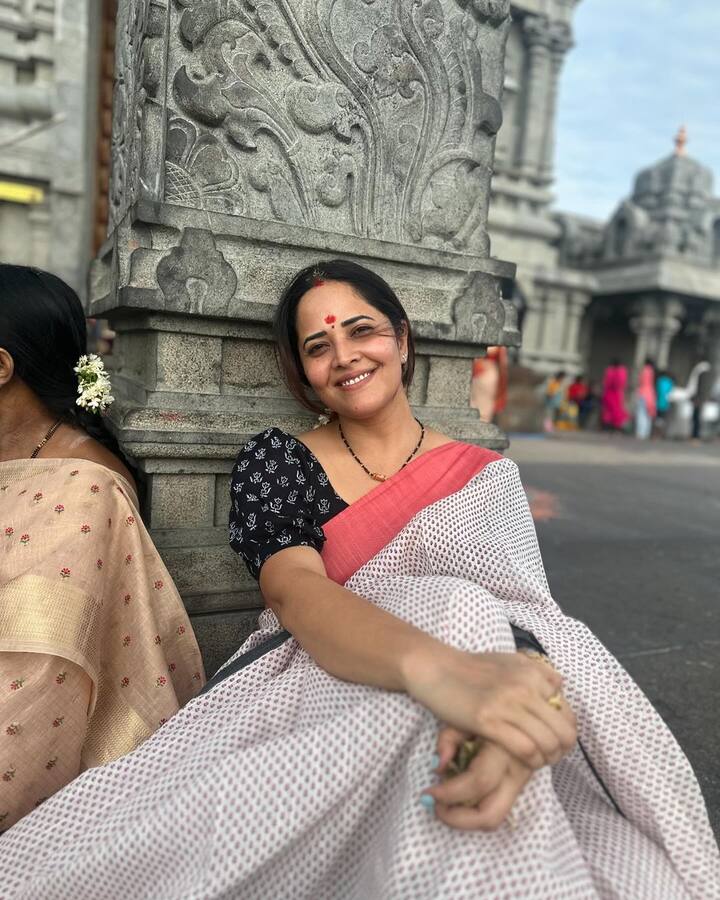 జడలో పూలు పెట్టుకుని.. మెడలో నల్లపూసలు వేసుకుని.. చీరకట్టుకుని చాలా ట్రెడీషనల్గా.. పక్కింటి అమ్మాయిలా కనిపించింది.(Images Source : Instagram/Anasuya bharadwaj)