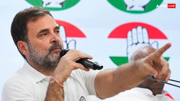 Rahul Gandhi on White T-Shirt: लोकसभा चुनाव 2024 में राहुल गांधी दो जगह से जीते. चूंकि, वह एक जगह से ही सांसद रह सकते हैं, इसलिए उन्होंने वायनाड (केरल) सीट छोड़ दी है. वह रायबरेली (यूपी) के एमपी हैं.