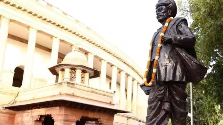 લોકસભાના સ્પીકરની સત્તા વિશે વાત કરીએ તો તમને જણાવી દઈએ કે આ પદ ખૂબ જ મહત્વપૂર્ણ છે, કારણ કે તેઓ ગૃહને ચલાવવા માટે જવાબદાર છે. લોકસભા સ્પીકર સંસદીય બેઠકોનો કાર્યસૂચિ પણ નક્કી કરે છે અને સ્થગિત અને અવિશ્વાસની દરખાસ્તોને મંજૂરી આપે છે. જો ગૃહમાં કોઈ નિયમને લઈને કોઈ વિવાદ હોય, તો અધ્યક્ષ આ નિયમોનું અર્થઘટન કરે છે અને તેનો અમલ પણ કરે છે, જેને પડકારી શકાય નહીં. ગૃહમાં શાસક અને વિરોધ પક્ષોના સભ્યોનો સમાવેશ થતો હોવાથી અધ્યક્ષની અધ્યક્ષતા બિનપક્ષીય હોવી જોઈએ.