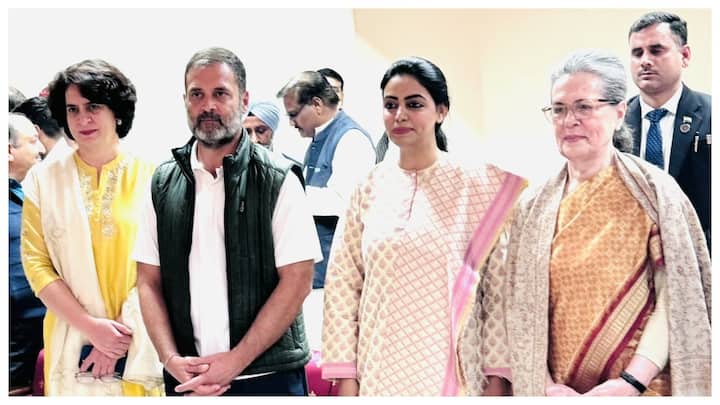 सोशल मीडिया पर हो रहा दावा गलत है क्योंकि तस्वीर में दिख रही महिला राजस्थान की पूर्व कांग्रेस विधानसभा सदस्य (एमएलए) हैं. उनका नाम महिपाल मदेरणा है.