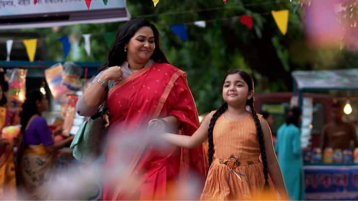 না জেনেই নিজের নতুন বন্ধুর সঙ্গে মায়ের আলাপ করাতে মরিয়া চরকি। এদিকে তাঁর বন্ধু যে চাঁদ, তা জানে না সোহাগ।