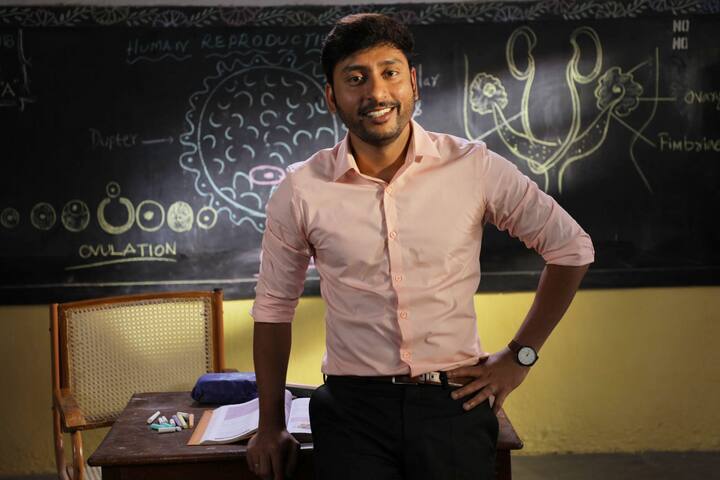 தீயா வேல செய்யணும் குமாரு, நானும் ரவுடி தான் உள்ளிட்ட படங்களில் துணை கதாபாத்திரங்களில் நடித்ததன் மூலம் சினிமாவில் அறிமுகமானார்.