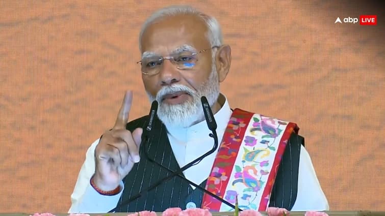 pm-modi-kashmir-visit-narendra-modi-reached-srinagar-to-participate-international-yoga-day PM Modi Kashmir Visit: ત્રીજી વખત PM બન્યા બાજ પહેલીવાર શ્રીનગર પહોંચ્યા નરેન્દ્ર મોદી, જણાવ્યું ક્યારે યોજાશે કાશ્મીરમાં ચૂંટણી