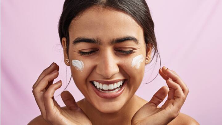 Moisturiser: Hydration is key to healthy skin. Use a lightweight, non-greasy moisturizer to lock in moisture and create a smooth base for makeup. Ingredients like hyaluronic acid or glycerin can help maintain your skin’s moisture balance throughout the day. (Image Source: Canva)