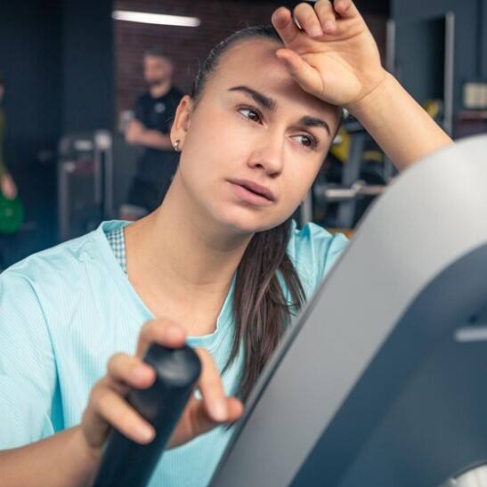 ਟ੍ਰੈਡਮਿਲ 'ਤੇ ਦੌੜਨ ਤੋਂ ਪਹਿਲਾਂ ਕੁਝ ਸਟ੍ਰੈਚਿੰਗ ਕਸਰਤ ਕਰੋ। ਕਿਸੇ ਵੀ ਕਸਰਤ ਤੋਂ ਪਹਿਲਾਂ ਵਾਰਮ-ਅੱਪ ਬਹੁਤ ਜ਼ਰੂਰੀ ਹੁੰਦਾ ਹੈ। ਟ੍ਰੈਡਮਿਲ 'ਤੇ ਦੌੜਨਾ ਜ਼ਮੀਨ 'ਤੇ ਦੌੜਨ ਨਾਲੋਂ ਬਿਲਕੁਲ ਵੱਖਰਾ ਹੈ। ਜੇਕਰ ਤੁਸੀਂ ਜਿੰਮ 'ਚ ਟ੍ਰੈਡਮਿਲ 'ਤੇ ਦੌੜ ਰਹੇ ਹੋ ਤਾਂ ਸ਼ੁਰੂਆਤ 'ਚ ਸਪੀਡ ਘੱਟ ਰੱਖੋ।