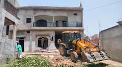 अतीक के भाई की फरार बीवी के घर पर चला बुलडोजर, सामने आईं ये तस्वीरें