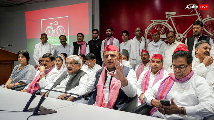 सियासी गलियारों में इस बात की खूब चर्चा है कि सपा को दगा देने वाले कुल सात एमएलए पर फिलहाल तलवार लटक रही है.