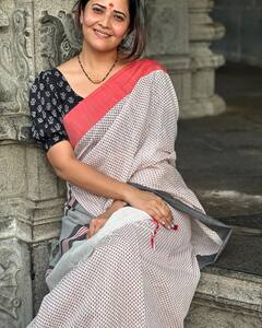 Anasuya Bharadwaj : మేకప్ లేకుండా సాంప్రదాయమైన లుక్​లో అనసూయ.. పేరుకు తగ్గట్లు ఇప్పుడున్నావంటూ నెటిజన్ కామెంట్