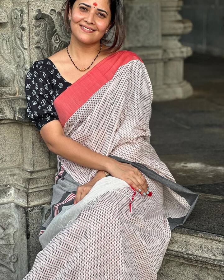 మేకప్ లేకుండా.. జడ వేసుకుని.. నుదిటిపై కుంకుమ బొట్టు పెట్టుకుని చాలా సహజంగా కనిపించింది. ఫ్యామిలీతో కలిసి టెంపుల్​కి వెళ్లి అక్కడ ఈ ఫోటోలు దిగింది.(Images Source : Instagram/Anasuya bharadwaj)