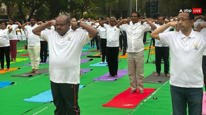 कर्नाटक के पूर्व मुख्यमंत्री और जेडीएस सांसद एचडी कुमारस्वामी ने भी योग पर आजमाया हाथ.