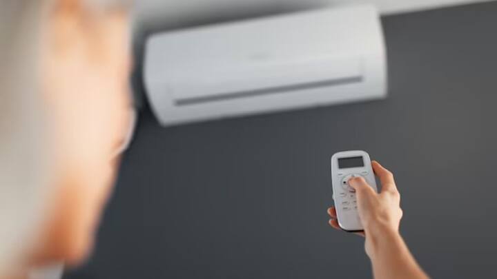 सबसे पहले तो जब आप एसी का इस्तेमाल करें तो उसका ऑटो कट मोड ऑन कर दें. इस मोड में जब कमरा ठंडा हो जाता है तो एसी अपने आप की बंद हो जाएगा और जब कमरा गर्म होगा तो एसी चालू हो जाएगा.