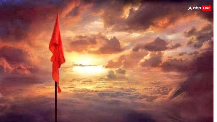 घर में लगाया जाने वाले ध्वज पर स्वास्तिक या ॐ लिखा हुआ होना चाहिए. इसे घर की छत पर लगाना बेहद शुभ होता है.