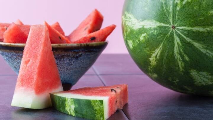 શરીરને સ્વસ્થ્ય રાખવા માટે ફ્રૂટ ખાવા ખૂબ જ જરુરી છે. તરબૂચ શરીરને અનેક ફાયદા આપે છે. તરબૂચમાં પાણીનુ પ્રમાણ ખૂબ જ વધારે માત્રામાં હોય છે આ કારણે તરબૂચ ખાવાથી શરીરમાં અનેક ફાયદાઓ થાય છે.