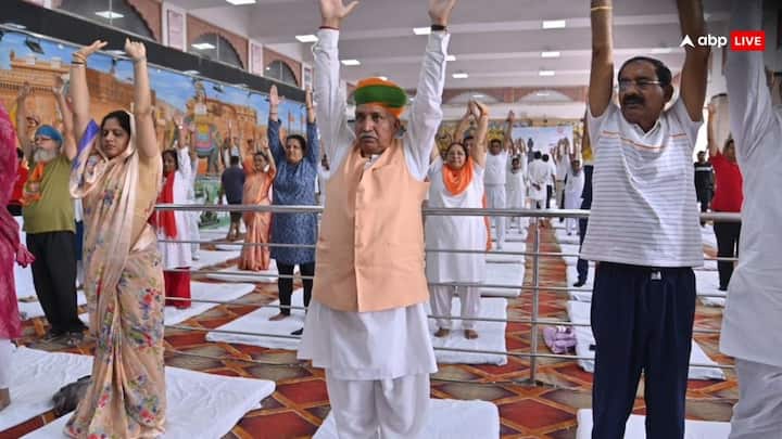 भारत के कानून मंत्री अर्जुन राम मेघवाल भी योग को लेकर जागरूक करते दिखे.