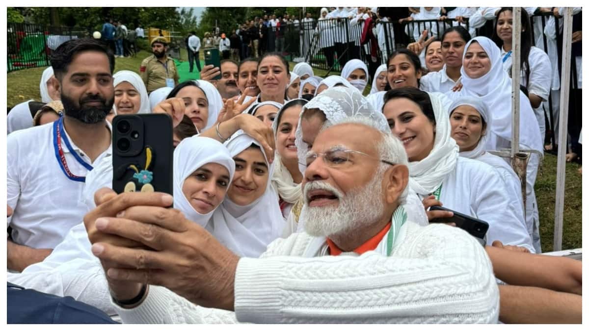 Yoga Day 2024 Photos: कश्मीरी महिलाओं संग डल लेक पर पीएम मोदी की सेल्फी! देखें मुस्कुराती तस्वीरें