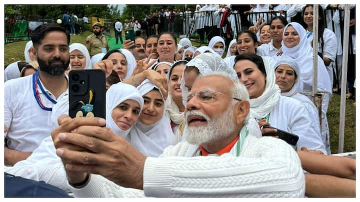 Yoga Day 2024 Photos: पूरे देश में आज इंटरनेशनल योग डे सेलिब्रेट किया जा रहा है। इसी कड़ी में प्रधानमंत्री मोदी ने  उन्होंने श्रीनगर के शेर-ए-कश्मीर इंटरनेशनल कॉन्फ्रेंस सेंटर (SKICC) में योग किया.