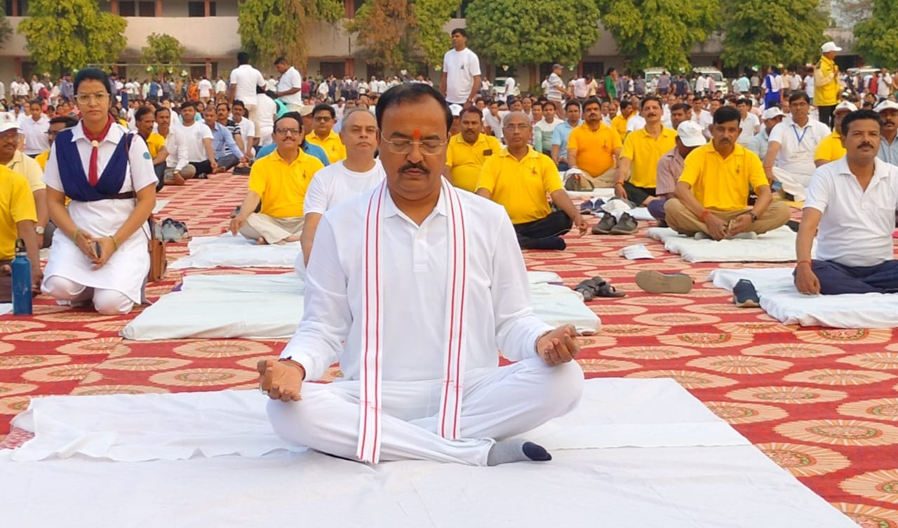 Yoga Day 2024: डिप्टी सीएम केशव प्रसाद मौर्य ने किया अनुलोम-विलोम, योग को बताया सुखी जीवन का मूल मंत्र