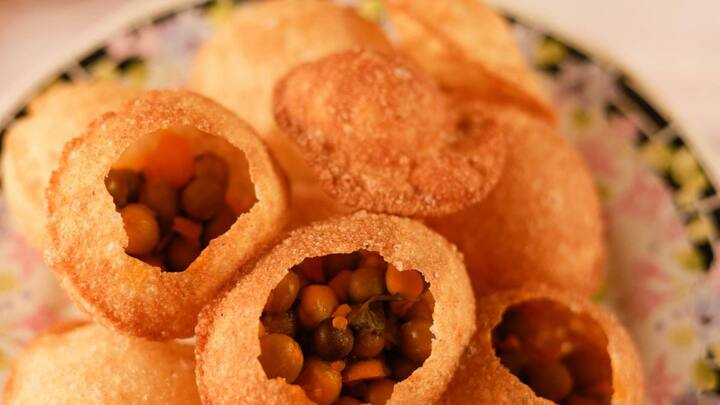 பானி பூரியில் வைக்கும் உருளைக்கிழங்கின் அளவை கணிசமாக நீக்கி அல்லது மொத்தமாகவே இல்லாமல் செய்து பானி பூரியை ஆரோக்கியமானதாக மாற்றலாம். உருளைக்கிழங்கிற்கு பதிலாக மசித்த கொண்டைக்கடலை போன்ற ஆரோக்கியமானவற்றை பயன்படுத்தலாம்,. இது புரதச்சத்து நிறைந்ததாகவும், ஊட்டச்சத்துடன் இருக்கும்.