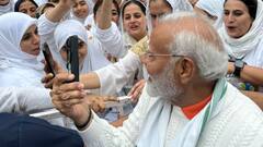 PM Modi: যোগব্যায়ামের পর সেলফি! শ্রীনগরে যোগ দিবসে কাদের সঙ্গে ছবি তুললেন মোদি?