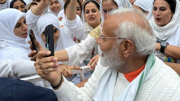 সকাল সাড়ে ছটা থেকে ডাল লেকের পাশে শের-ই-কাশ্মীর আন্তর্জাতিক কনফারেন্স সেন্টারে এই অনুষ্ঠান হওয়ার কথা ছিল। কিন্তু বৃষ্টির কারণে সব ভেস্তে যায়। হলের ভিতরে হয় অনুষ্ঠান।