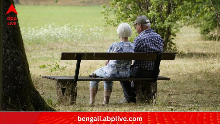 আধুনিক চিকিৎসা ও জীবনকৌশলের ফলে সার্বিক ভাবে মানুষের গড় আয়ু যে বেড়েছে, সে কথা আশপাশে তাকালেই মালুম হয়। কিন্তু প্রশ্ন হল, জীবনের শেষ পর্যায়ে থাকা মানুষগুলো অর্থাৎ প্রবীণদের বেঁচে থাকা যাতে সুষ্ঠু ও নির্ঝঞ্ঝাট হয়, সে জন্য আগে থেকে কি কিছু ভাবা যায় না? এক্ষেত্রে গুরুত্বপূর্ণ বিষয় হতে পারে প্রবীণদের আর্থিক পরিস্থিতি যার জন্য সময়মতো সঞ্চয় জরুরি। (ছবি:PIXABAY)