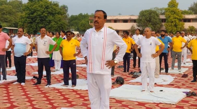 International Yoga Day 2024 UP Deputy CM Keshav Prasad Maurya did yoga in Prayagraj ann Yoga Day 2024: डिप्टी सीएम केशव प्रसाद मौर्य ने किया अनुलोम-विलोम, योग को बताया सुखी जीवन का मूल मंत्र
