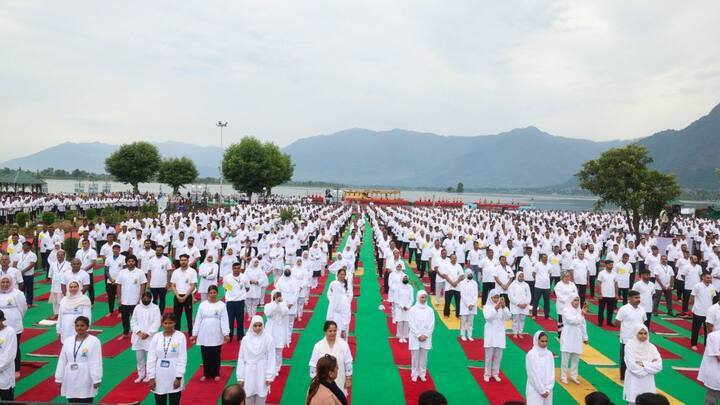 এদিনের অনুষ্ঠানে যোগ নিয়ে তাঁর বক্তব্য়ে নানা দিক তুলে ধরেন প্রধানমন্ত্রী নরেন্দ্র মোদি। দেশের প্রতিটি কোণায় যাঁরা যোগদিবস পালন করছেন তাঁদের শুভেচ্ছা জানান তিনি।