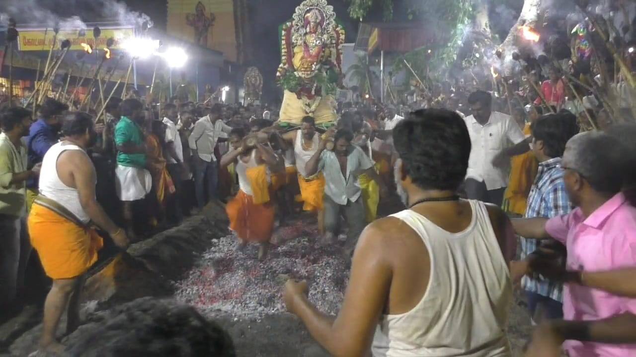 தருமபுரி: வேண்டுதல் நிறைவேற 108 பந்தங்கள் பிடித்த பெண்கள் - தீ மிதித்து நேர்த்திக்கடன்