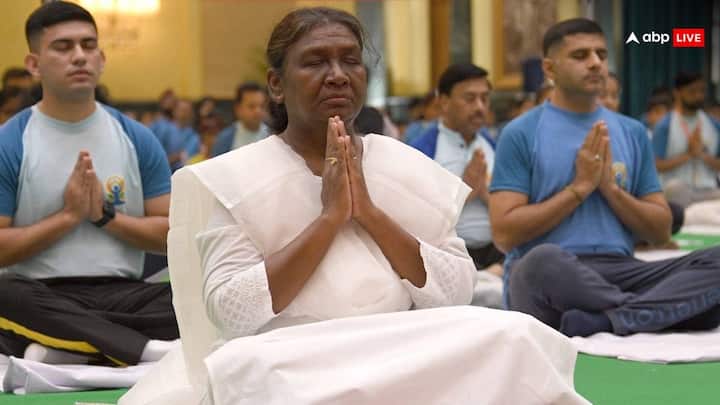 भारत की राष्ट्रपति द्रौपदी मुर्मू ने योग करने से पहले लगाया ध्यान.