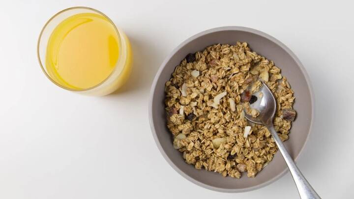 যোগব্যায়ামের আগে খেতে পারেন একবাটি ওটমিল। তার সঙ্গে পছন্দসই ফলের টুকরো মিশিয়ে নিতে পারেন। এতে সারাদিনের প্রয়োজনীয় এনার্জি পাওয়া যায়।