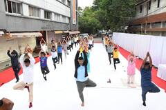 In Pics: योग दिवस पर एमपी के मंत्री कैलाश विजयवर्गीय के साथ हजारों लोगों ने किया योग, देखे तस्वीरें