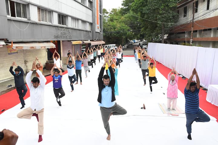 मेयर ने कहा कि मैं इस आयोजन में शामिल होकर अत्यंत प्रसन्न हूं और सभी नागरिकों से अनुरोध करता हूं कि वे नियमित योग को अपने जीवन का हिस्सा बनाएं.