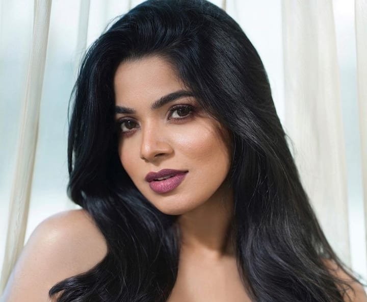 நடிகரும் இசையமைப்பாளருமான ஜி.வி. பிரகாஷ் நடிப்பில் வெளியான 'பேச்சுலர்' படத்தின் மூலம் சினிமா உலகில் அறிமுகமானார்.