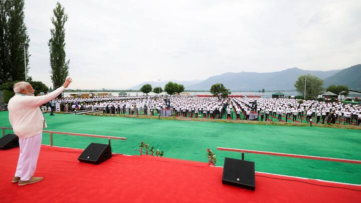 ২০১৪ সালে আন্তর্জাতিক যোগ দিবস পালন শুরু হয়েছিল। ইউনাইটেড নেশনসে ভারতের তরফে থেকে দিনটিকে যোগ দিবস হিসেবে পালন করার আবেদন করা হয়েছিল। ১৭৭টি দেশ এটিকে সমর্থন করেছিল।