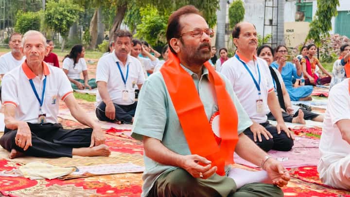 International Yoga Day: योग दिवस पर मुख्तार अब्बास नकवी ने कहा कि योग हमारे देश की हजारों साल पुरानी परंपरा है. उन्होंने रामपुर में आयोजित कार्यक्रम में कहा कि योग सेहत के खजाने की गोल्डन चाबी है.