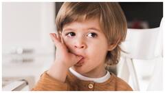 जानें कितने साल तक बच्चे का अंगूठा चूसना होता है नार्मल, उसके बाद कैसे छुड़ाएं यह आदत