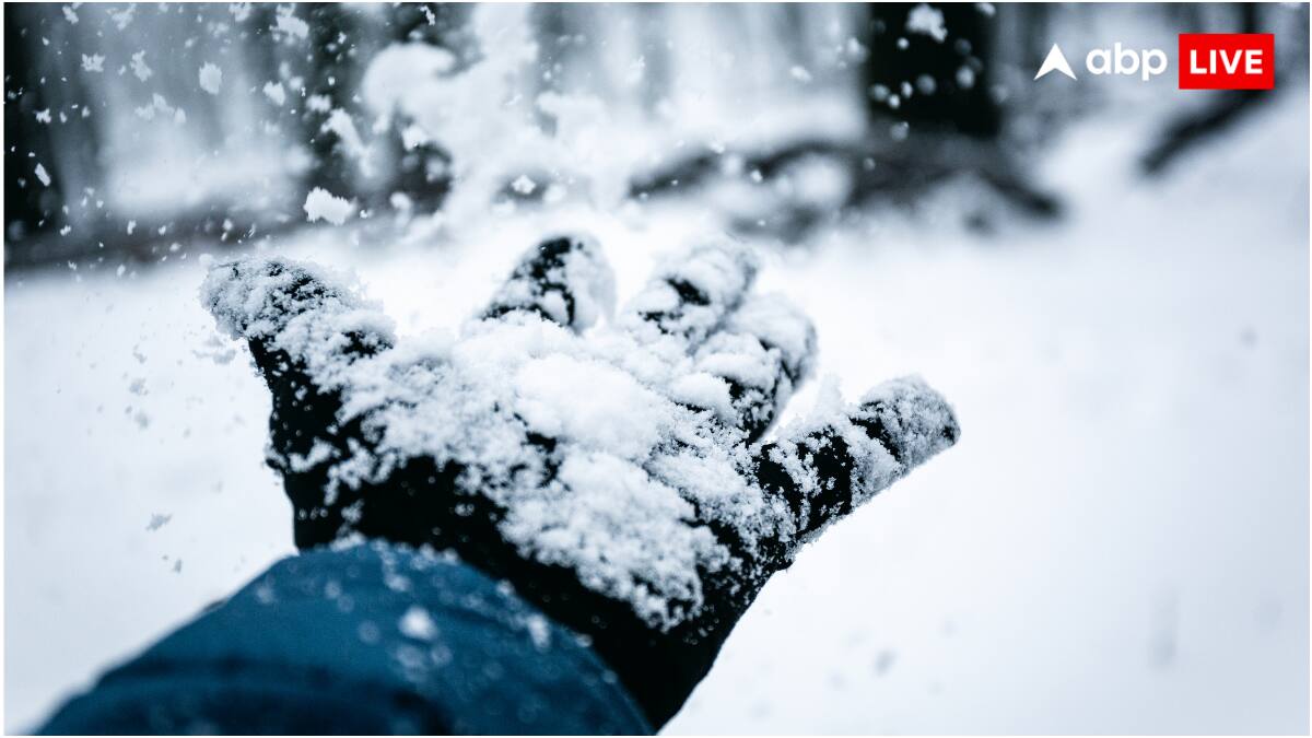 पहाड़ों में जो बर्फ गिरती है, वह मौसम के हिसाब से अलग-अलग होती है क्या?