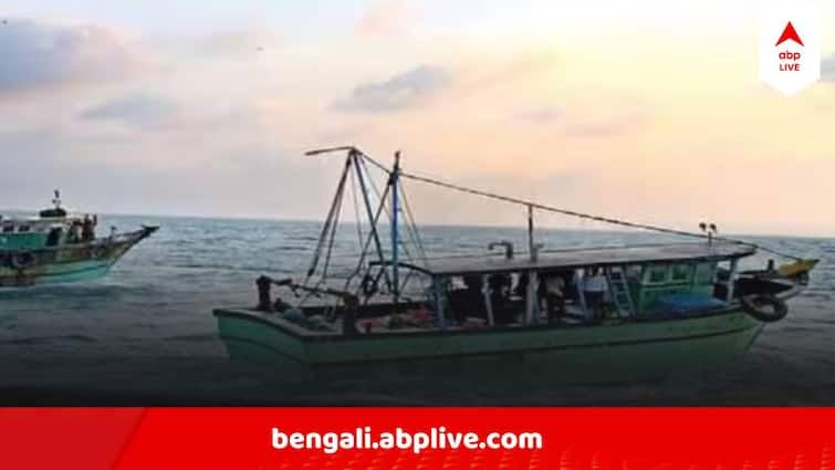 South 24 Pargana Fishing trawler sinks near Kakdwip eighteen fishermen recovered Fishing trawler Capsized : হু হু করে ঢুকতে লাগল জল, চোখের সামনে কাকদ্বীপে ডুবল ট্রলার, কী হল মৎস্যজীবীদের?