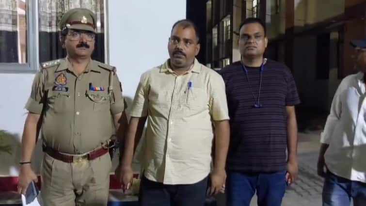 Ghazipur CMO office clerk arrested Anti corruption team 40 thousand caught taking bribe ann गाजीपुर सीएमओ कार्यालय का बाबू गिरफ्तार, 40 हजार की रिश्वत लेते एंटी करप्शन की टीम ने पकड़ा