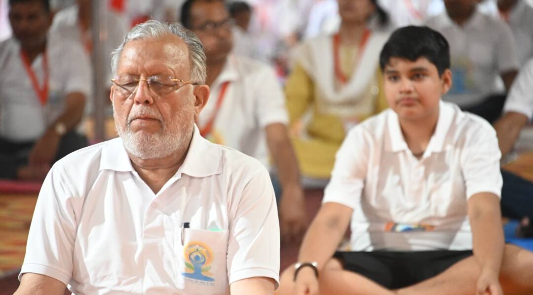 योग दिवस पर गोरखनाथ मंदिर में दिखा अद्भुत नजारा, बीजेपी नेता सुरेश खन्ना और रवि किशन ने किया योग International Yoga Day 2024 BJP Minister Suresh Khanna MP Ravi Kishan did yoga in Gorakhpur Gorakhnath temple ann योग दिवस पर गोरखनाथ मंदिर में दिखा अद्भुत नजारा, बीजेपी नेता सुरेश खन्ना और रवि किशन ने किया योग