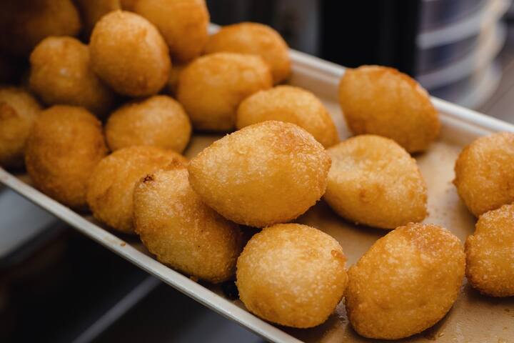 5 நிமிடத்திற்கு பிறகு அடுப்பை அணைத்து உருளைக்கிழங்கு கலவையை ஆறவிடவும். அடுத்தது சீஸ் துண்டுகளை உருளைக்கிழங்கு இடையில் வைத்து உருண்டை பிடித்து கொள்ளவும்.